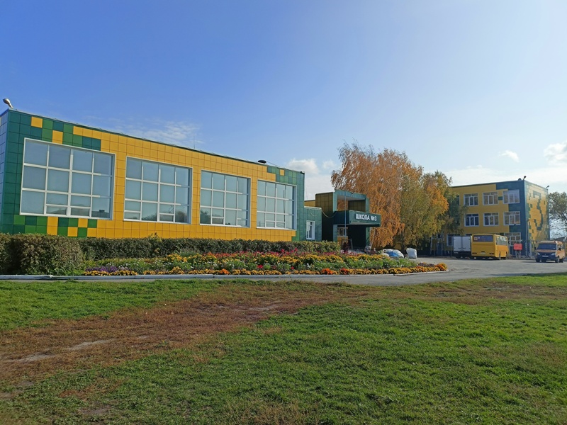 Школа № 3 (фото со стороны спортивного зала и центрального входа)